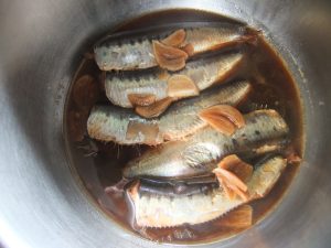 調理途中のイワシの写真
