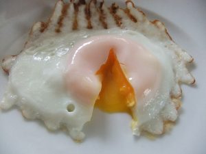 目玉焼きを切った写真