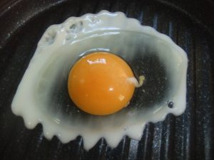 目玉焼き調理、途中の写真