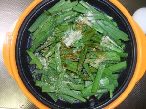 プレートにニラと調味料の写真
