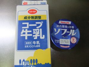 牛乳とヨーグルトの写真