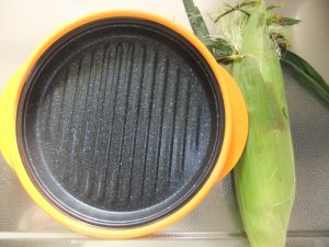 レンジメートと皮の付いたとうもろこしの写真