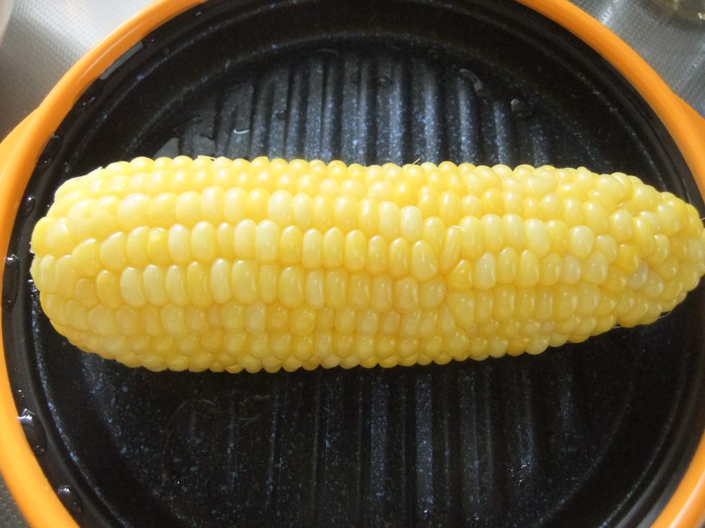 調理後の濃い黄色のとうもろこし写真