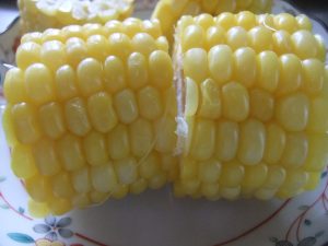 切ったスイートコーンの写真
