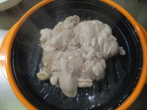 プレートのに鶏肉がのっている写真