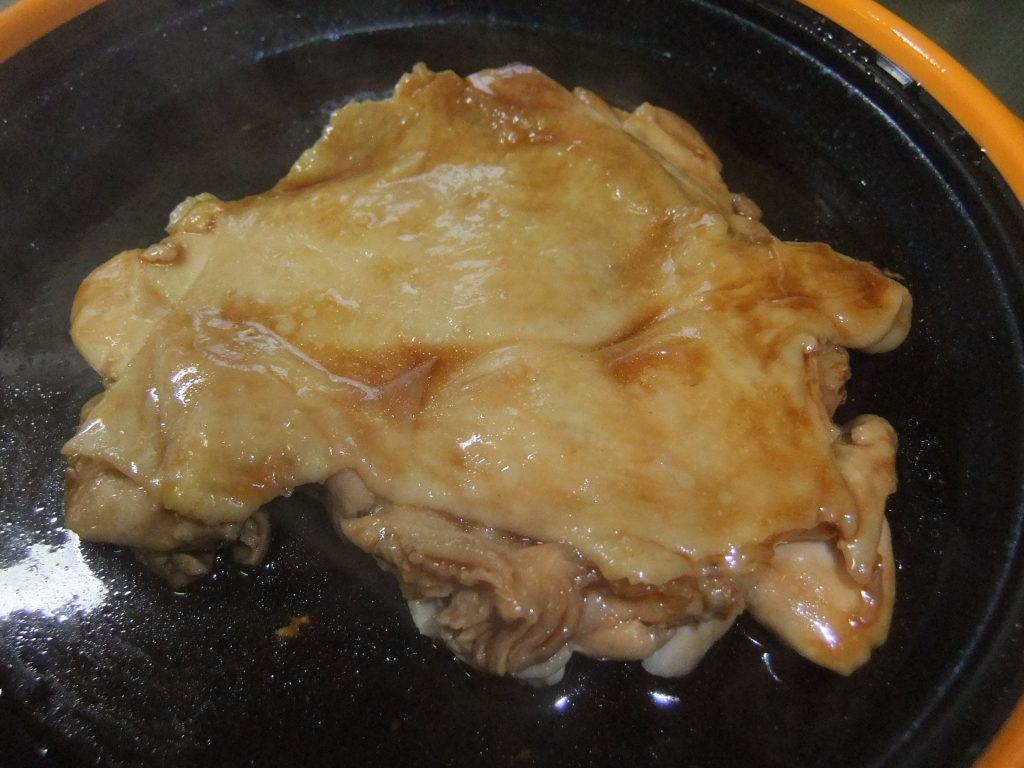 プレートに鶏の照り焼きの写真