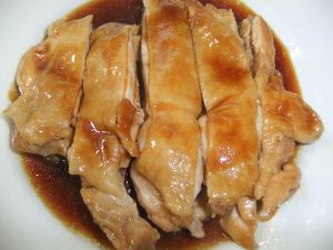 お皿の上に鶏の照り焼きの写真