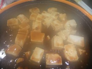 麻婆豆腐調理の途中の写真