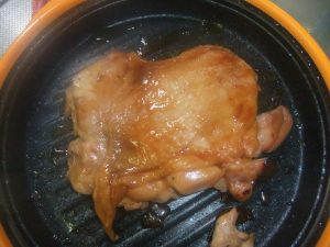 調理途中の鶏の照り焼きの写真