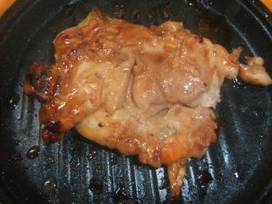 調理途中の鶏の照り焼きの写真