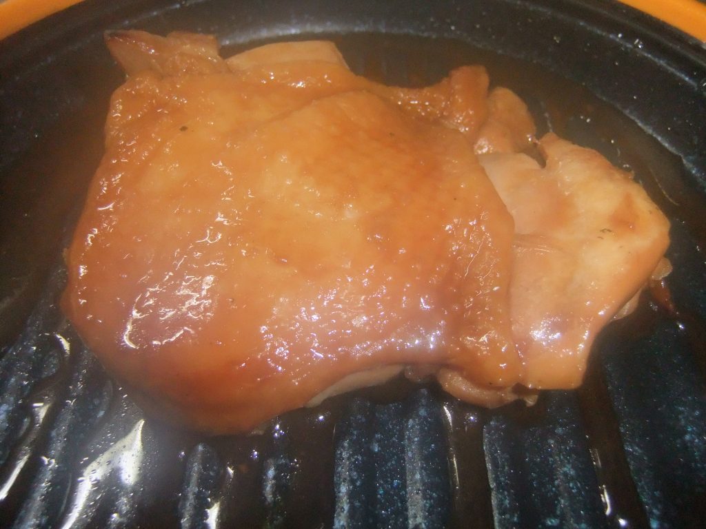 プレートに鶏の照り焼きの写真