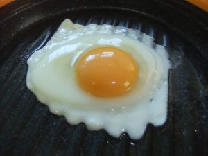 目玉焼きの調理途中の写真