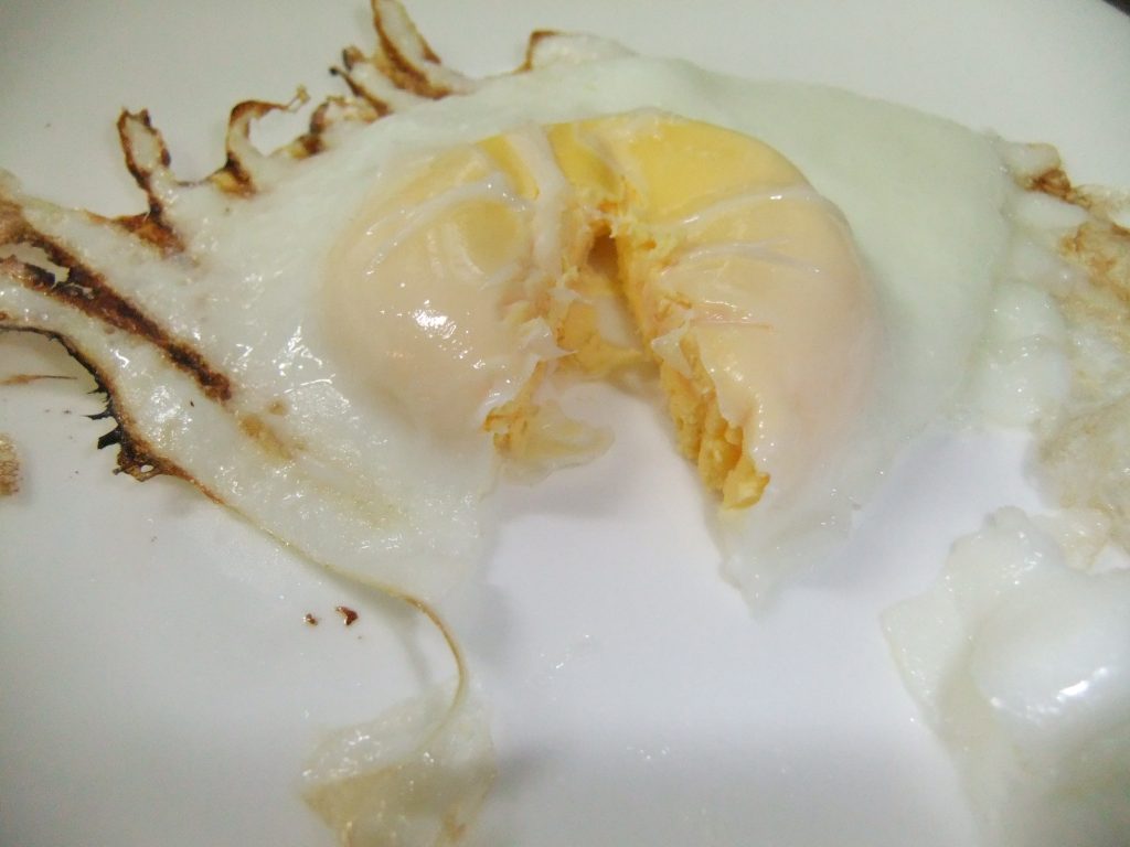 黄身を切った目玉焼きの写真