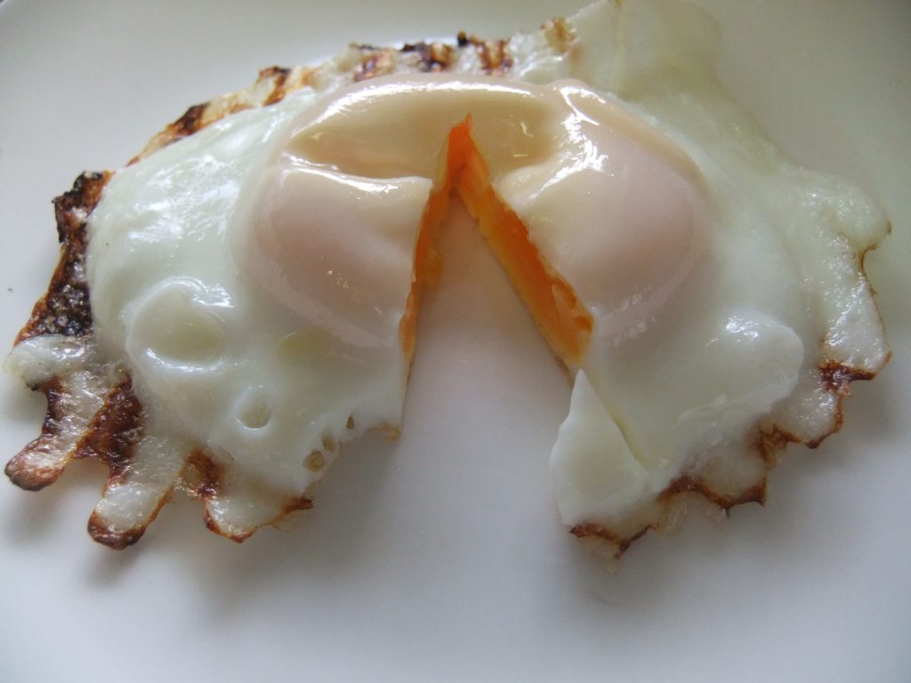 黄身を切った目玉焼きの写真