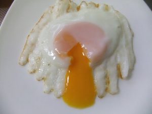 目玉焼きの黄身が流れている写真