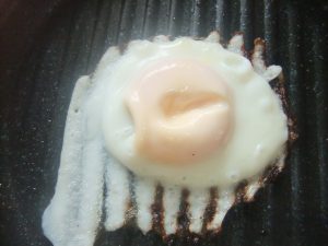 黄身が変形している目玉焼きの写真