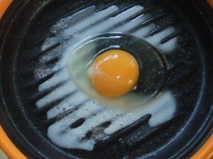 目玉焼き調理途中の写真