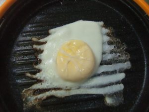 完全に固まっている目玉焼きの写真