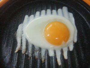 目玉焼き調理途中の写真