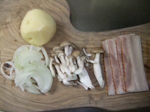 まな板に材料を並べた写真
