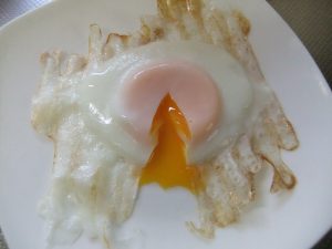目玉焼きを切った様子の写真