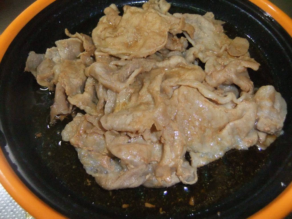 プレートにしょうが焼きの写真