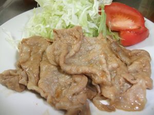 お皿に盛り付けられたしょうが焼きの写真