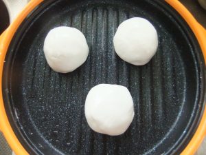 プレートに並べた焼く前の餅の写真