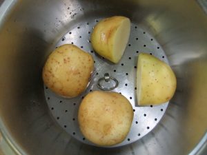 鍋の中にじゃがいもの写真