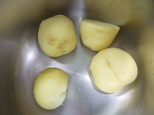 鍋の中に蒸したじゃがいもの写真