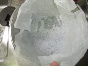 鍋にクッキングペーパーのを敷いているし写真
