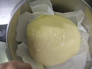 鍋一杯に蒸しパンの生地の写真