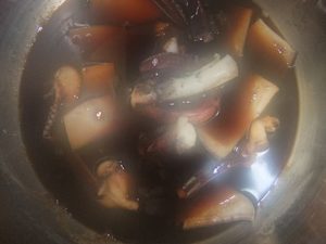 煮汁の中のイカの写真