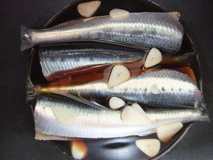 調味料の中のいわしの写真