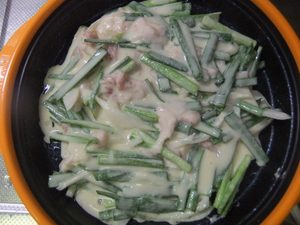 プレートにチヂミの材料を流し込んだ写真