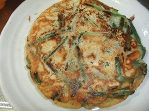 フライパンで焼いたチヂミの写真