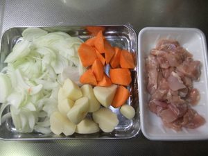 カレーの材料を切ってトレーに入れている写真