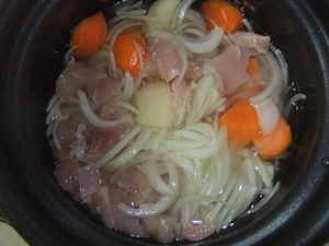 カレーの材料を火にかける前の写真
