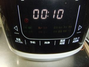 電気圧力鍋の前面の写真