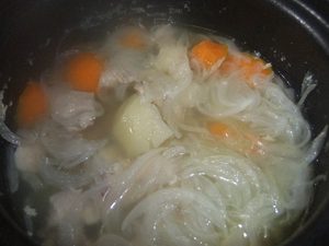 カレーのルーを入れる前の煮えた具材の写真