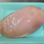 トレーに砂糖と塩で一晩寝かせた、鶏むね肉の写真