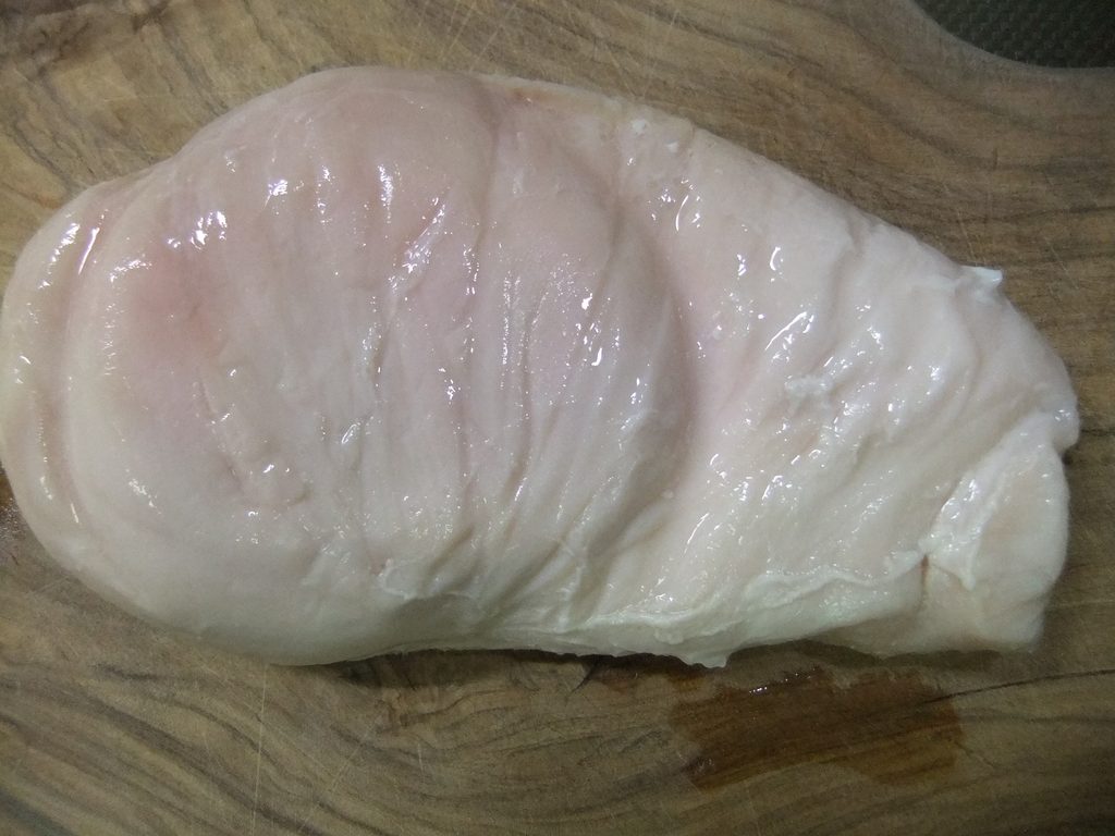 プレートの上に、丸ごとサラダチキンの写真