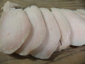 プレートの上に薄くスライスしたサラダチキンの写真