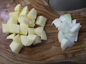 まな板にポタージュの材料の写真