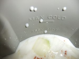 ポットにじゃがいもの材料を入れた写真