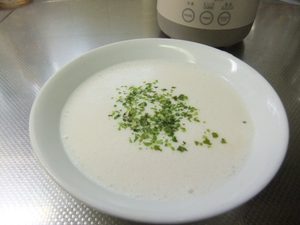 器にじゃがいものポタージュがよそってある写真