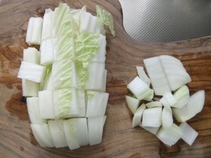 プレートに切った白菜と玉ねぎの写真