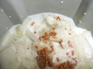 スープ自動調理器のすべての材料を入れた写真
