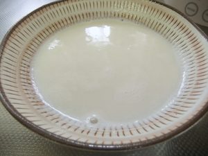 器に白菜のポタージュが注がれている写真