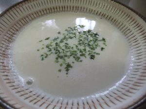 器に白菜のポタージュが注がれている写真
